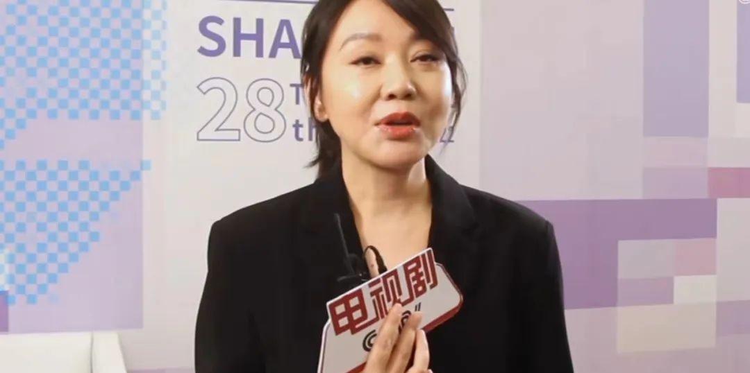 52岁闫妮参加活动,脸僵浮肿像蜡像,眼皮耷拉睁不开