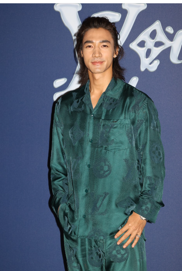 LV秀直击：宋仲基朱一龙穿裙，发嫂一脖子珠宝，香港顶流睡衣上阵