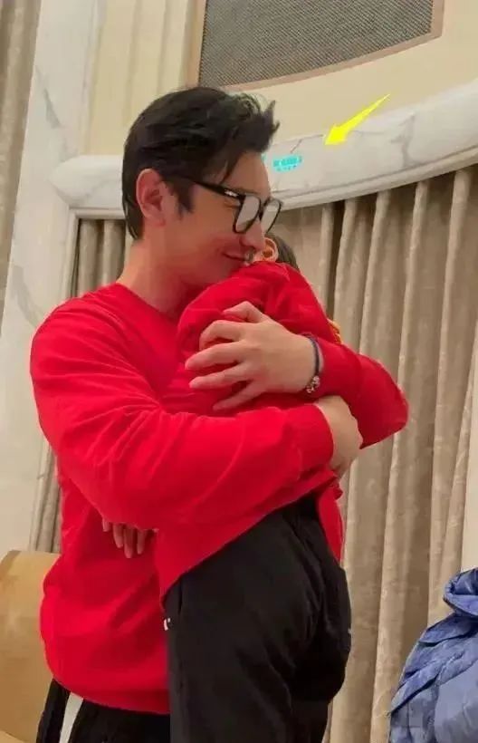 黄晓明晒出和儿子的亲密照，Angelababy现身增添家庭温情！