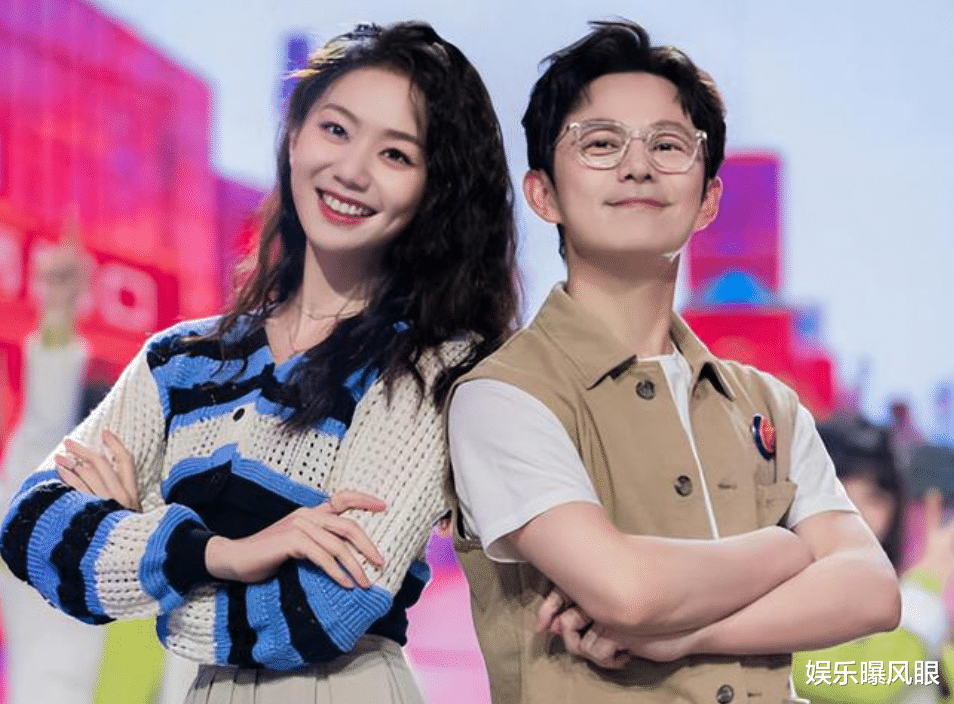 许嵩携小14岁女友逛街被拍,高调熊抱回爱巢,知情人曝其已订婚