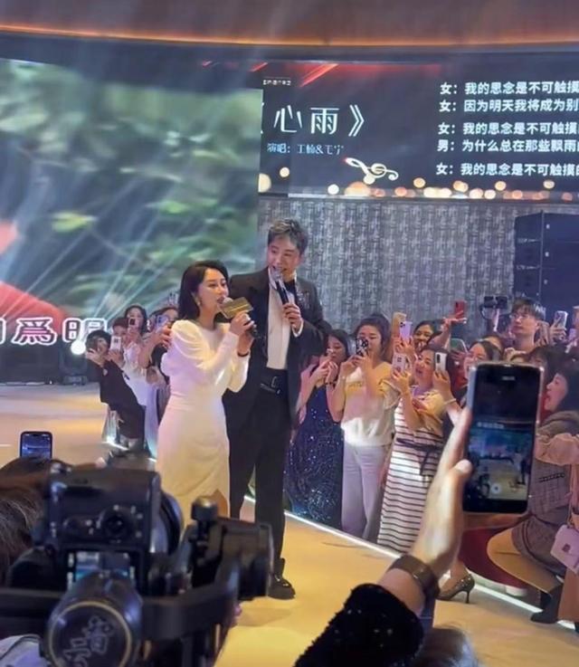 54岁毛宁商演事业风生水起！富婆粉丝争相追捧，出场费高达40多万