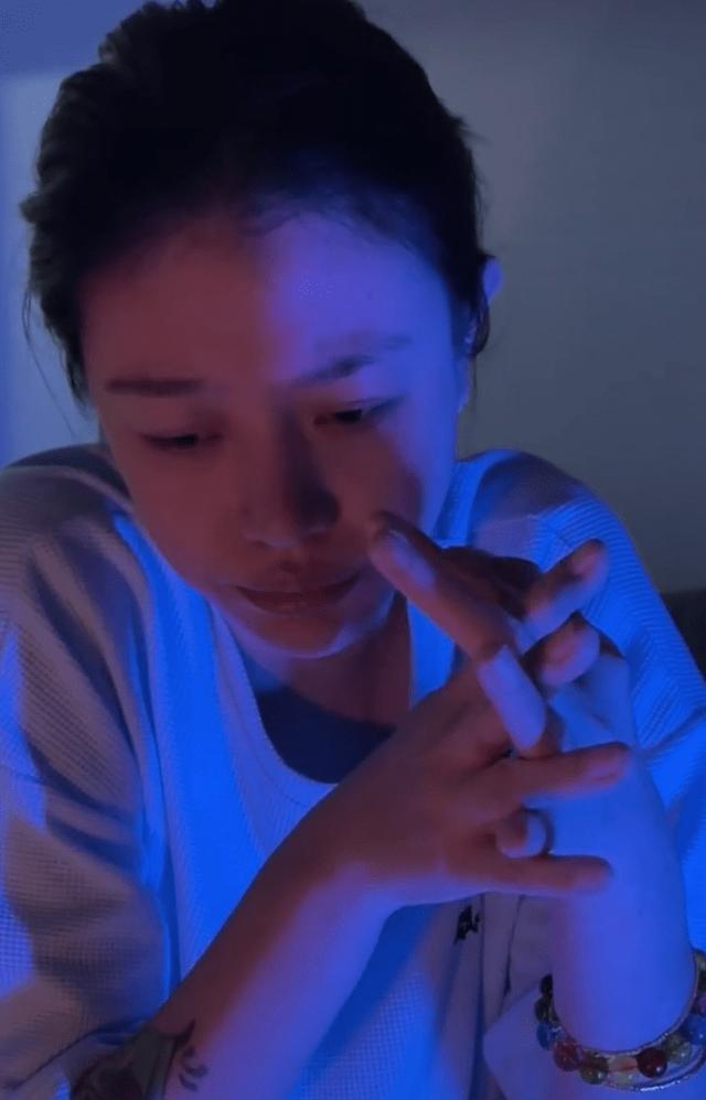 汪峰|汪峰前妻双手发抖表情极度痛苦，吸毒被抓后精神出问题了？