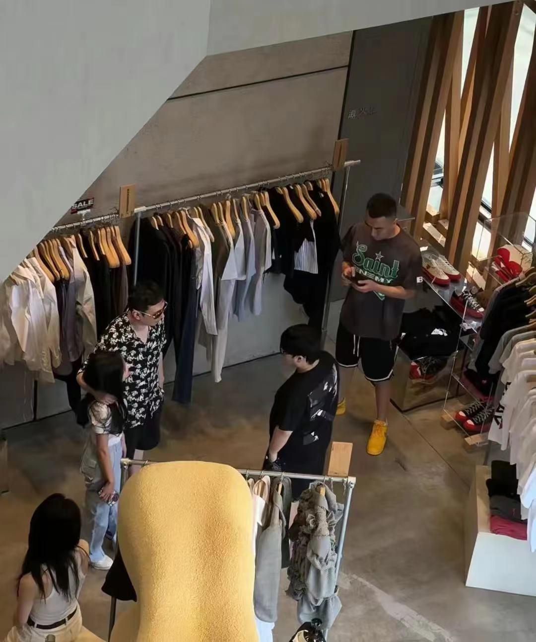 王思聪为网红们亲自烤串!喝2元水热得满头汗,一旁长腿美女吸睛