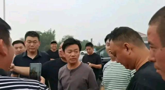网友在驰援河北队伍偶遇王宝强,上百位明星捐款总价值近亿元