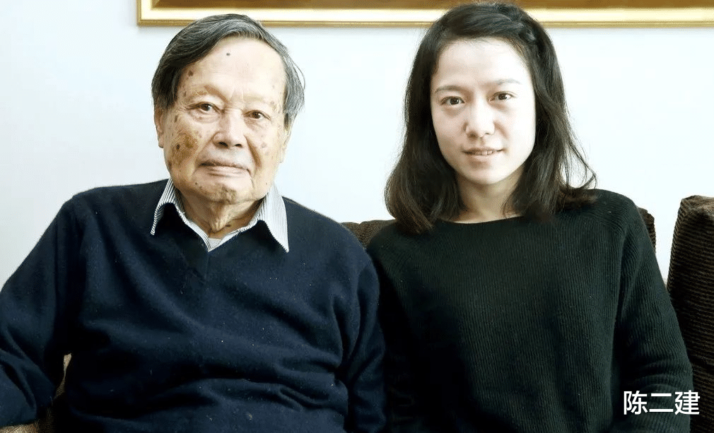 乱套了，杨振宁亮出“底牌”，翁帆果断拒绝！危机四起却逆水行舟