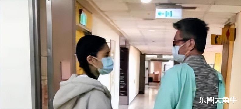 56岁包小柏:娶圈外人妻子,女儿因患癌离世,与哥哥抱头痛哭