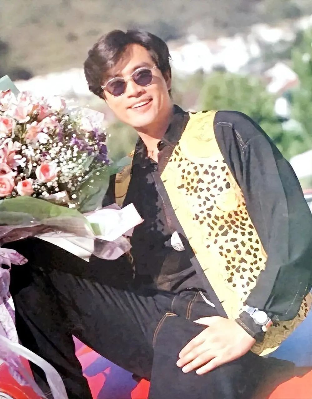 红极一时的陈庭威：爱情破碎后父亲离世，害怕变老62岁不敢结婚