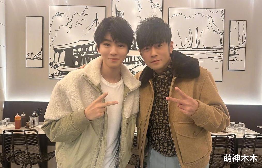 周杰伦也老了!最新生图嘴歪眼袋显沧桑,状态输给撞脸网红周饼伦