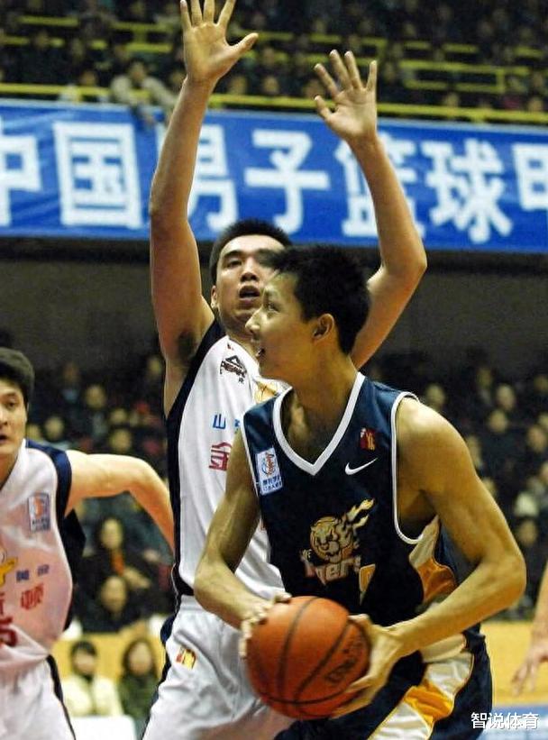 36岁退役，篮球职业生涯21年，易建联一共收获了多少薪水？