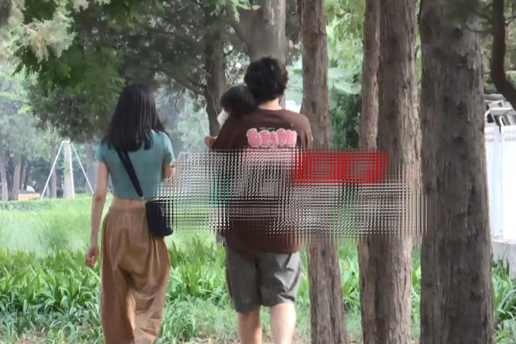 王传君|王传君一家三口被拍,与齐溪带娃玩滑梯,王传君目光无神肚腩抢镜