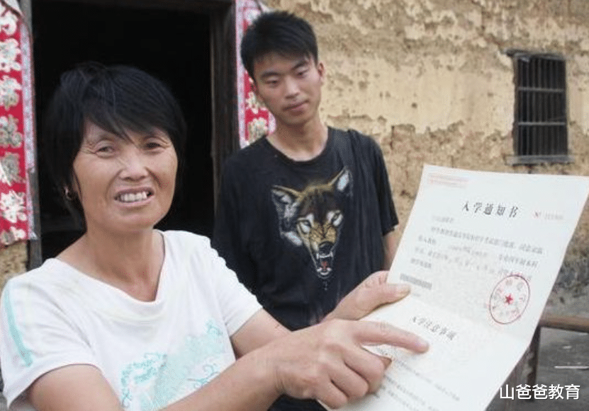 农村父母省吃俭用，终于供出985大学生，如今却成为全村“笑话”