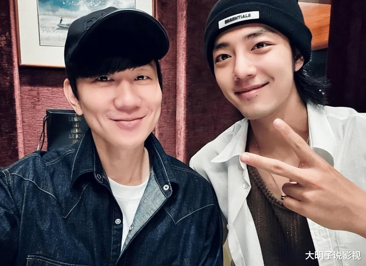 林俊杰肖战新加坡相聚,吃豪华料理,争议心情太好!