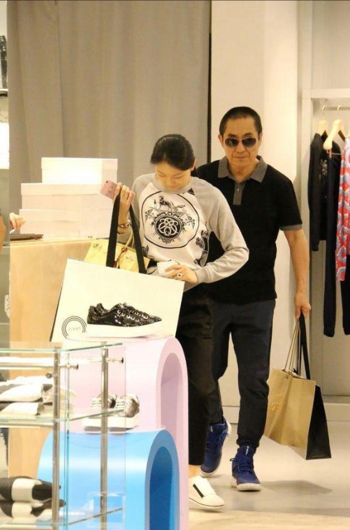 张艺谋|张艺谋夫妇洛杉矶购物!41岁陈婷素颜不化妆,低扎马尾辫依然好看