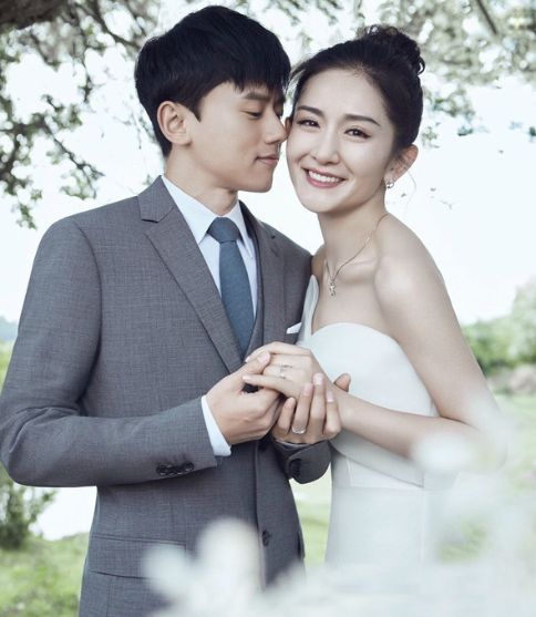 张杰发夫妻合照庆结婚12周年!谢娜喝酒甜笑,张杰宠溺摸老婆头发