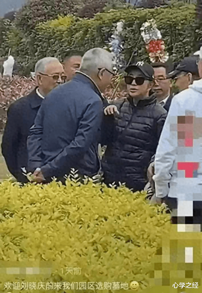 刘晓庆回老家选墓地,终于摘了假发不装嫩,网友感叹这才是真实样!
