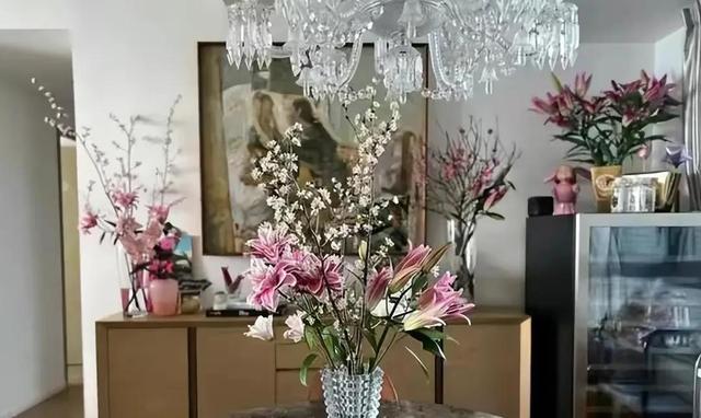 沈梦辰|沈梦辰和杜海涛回娘家过年,穿粉色中国风上衣,和妈妈合影似姐妹