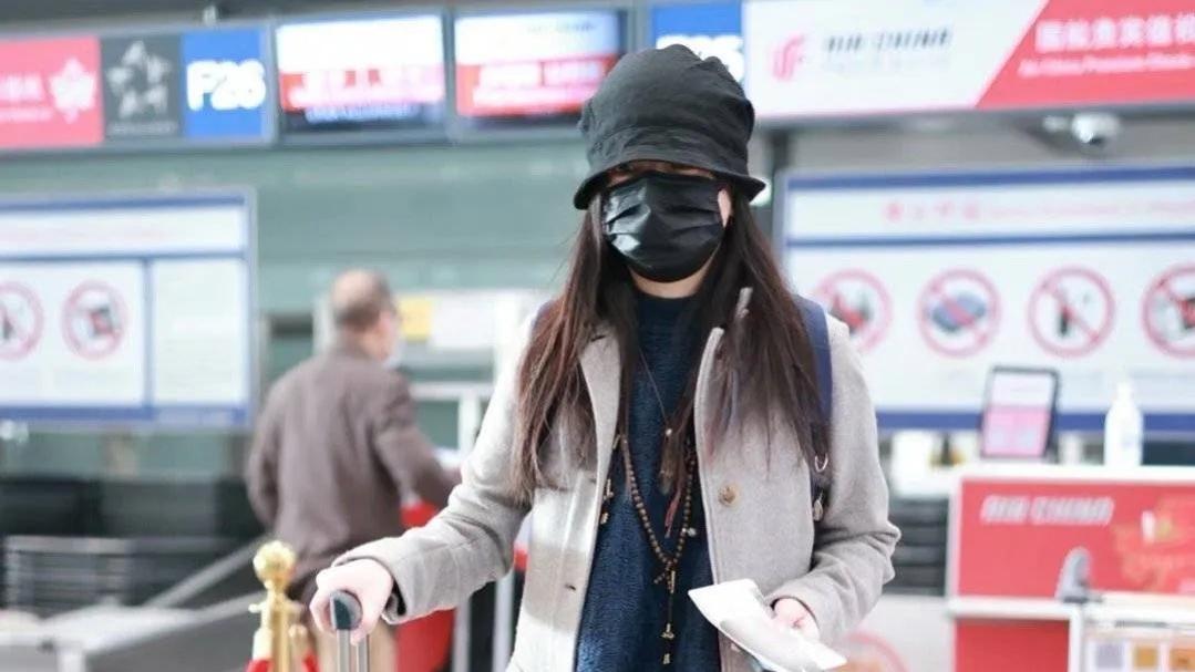 赵薇|曝赵薇回国现身深圳机场，穿着朴素脖戴佛珠，手持身份证没有移民