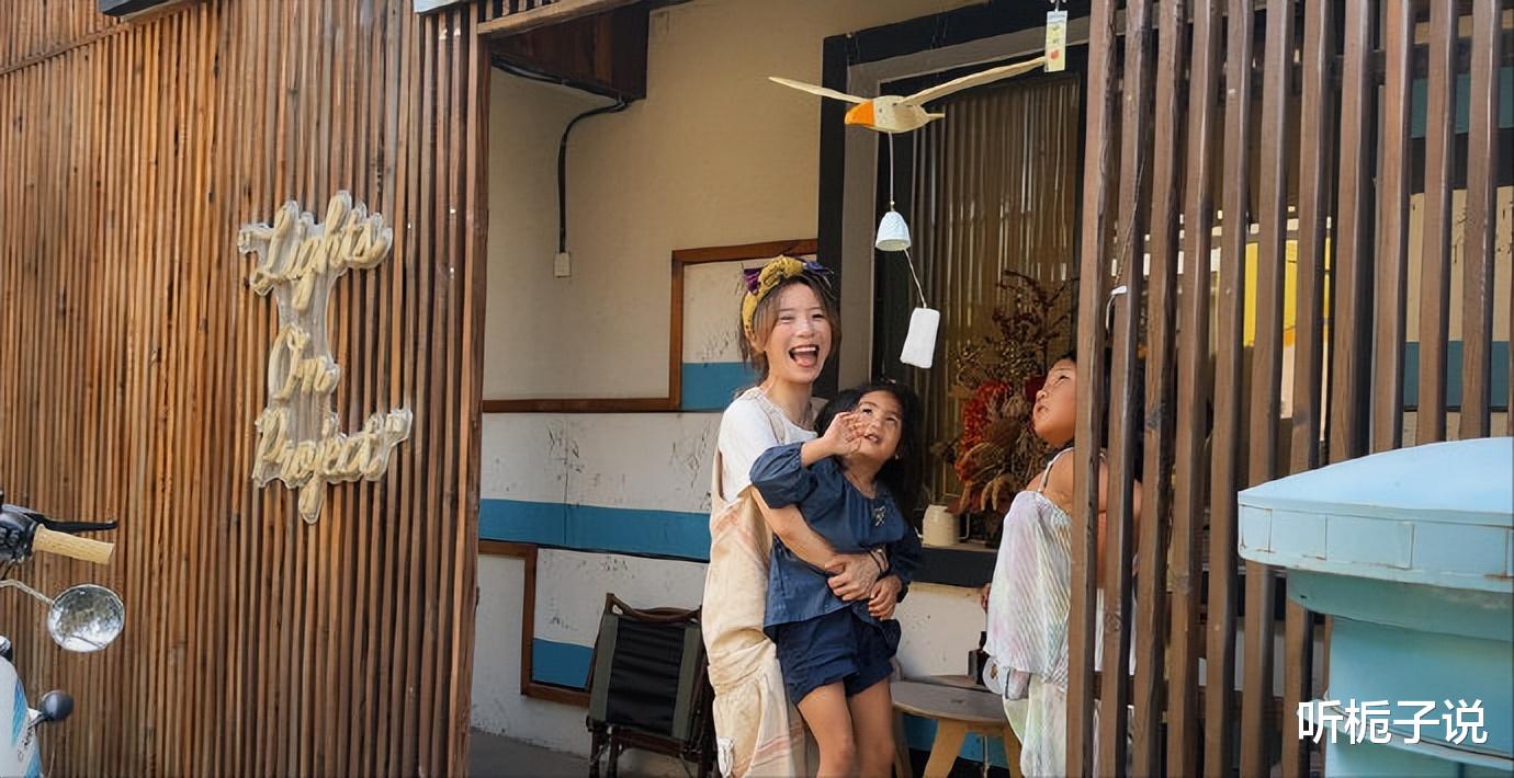 何洁一家现身机场!刁磊像助理,大女儿个子齐肩,小女儿颜值最高