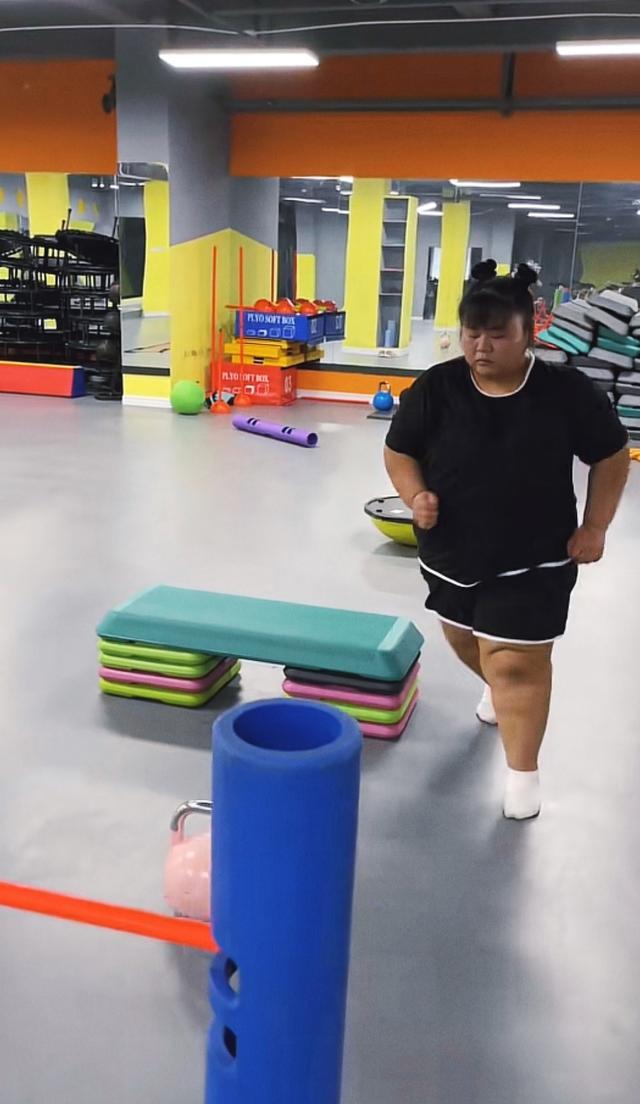 突然死亡 重量级女网红突然死亡，年仅22岁，死因真相曝光，家属拉横幅大闹