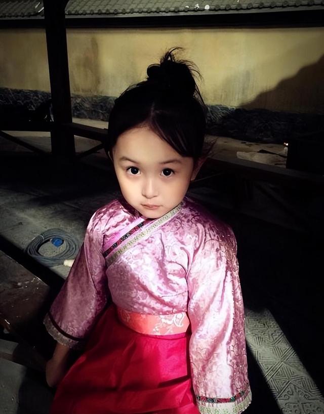 刘楚恬:2岁出道年入百万,因长相甜美被禁止整容,如今长成啥样