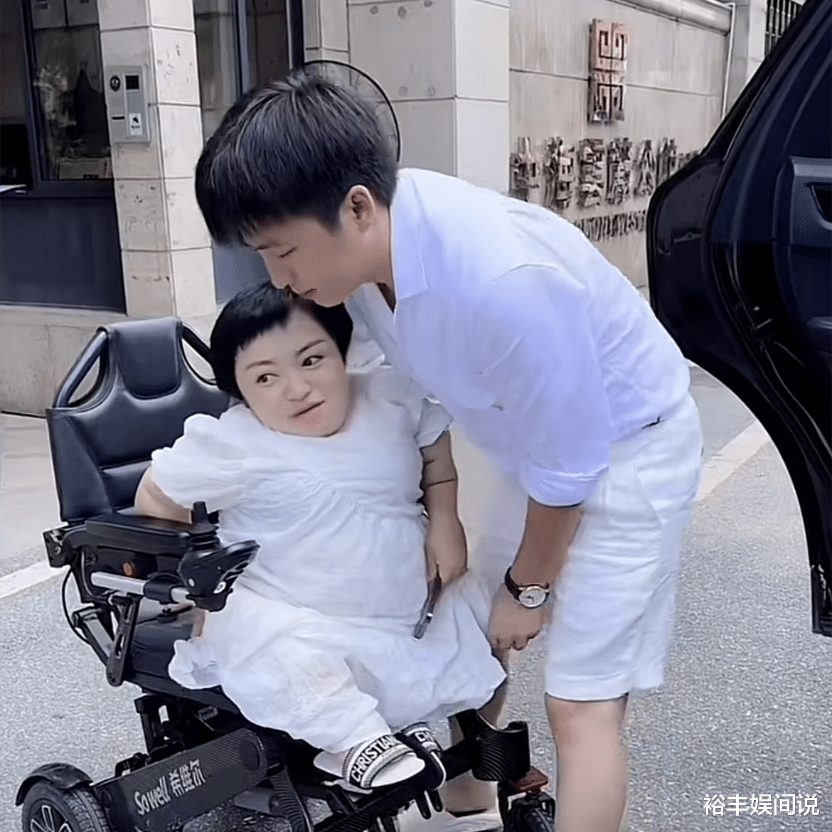 80厘米网红李喜梅官宣结婚,终止妊娠两个月,二婚身家千万带男娃