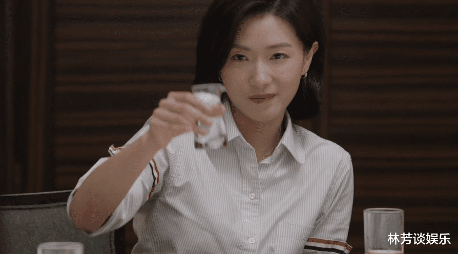 关晓彤|40岁万茜操作太“横”,跟34岁白客演夫妻,新剧热度干到3亿!