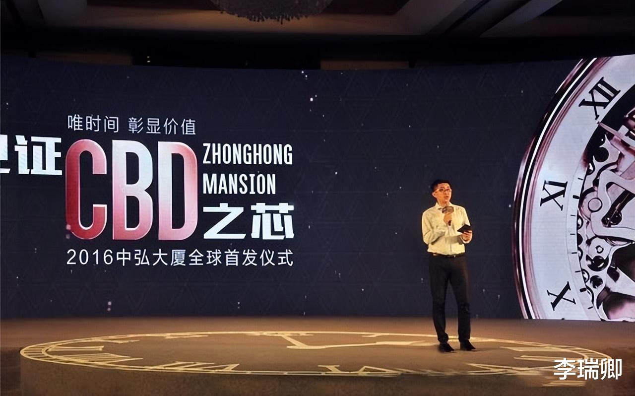 他欠债800亿逃亡国外，带走明星女友和61个亿，父亲葬礼都没回来