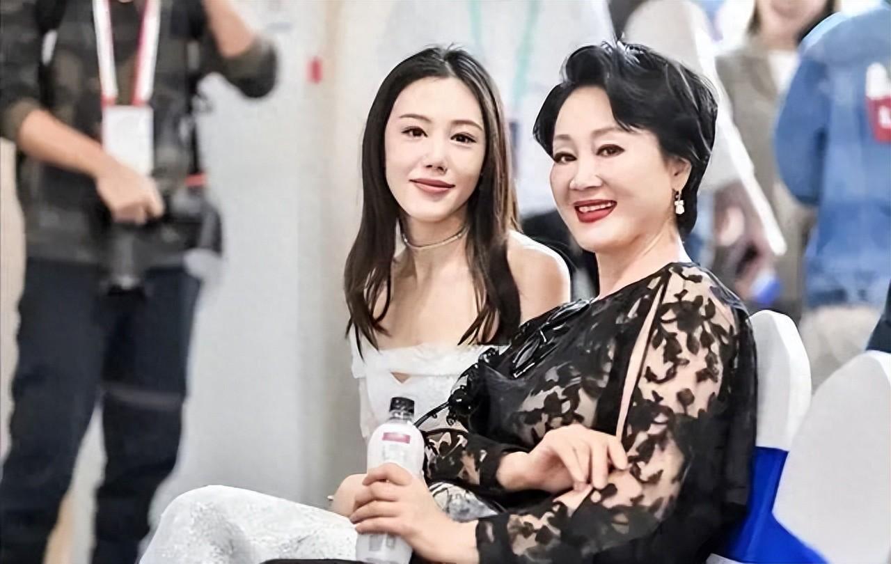 王姬也老太快了吧！61岁穿格纹裙一脸皱纹，和30岁女儿合照像奶奶