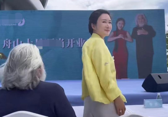 杜星霖|杜星霖怀孕再添实捶！小腹凸起现身月子中心，72岁张纪中小心搀扶