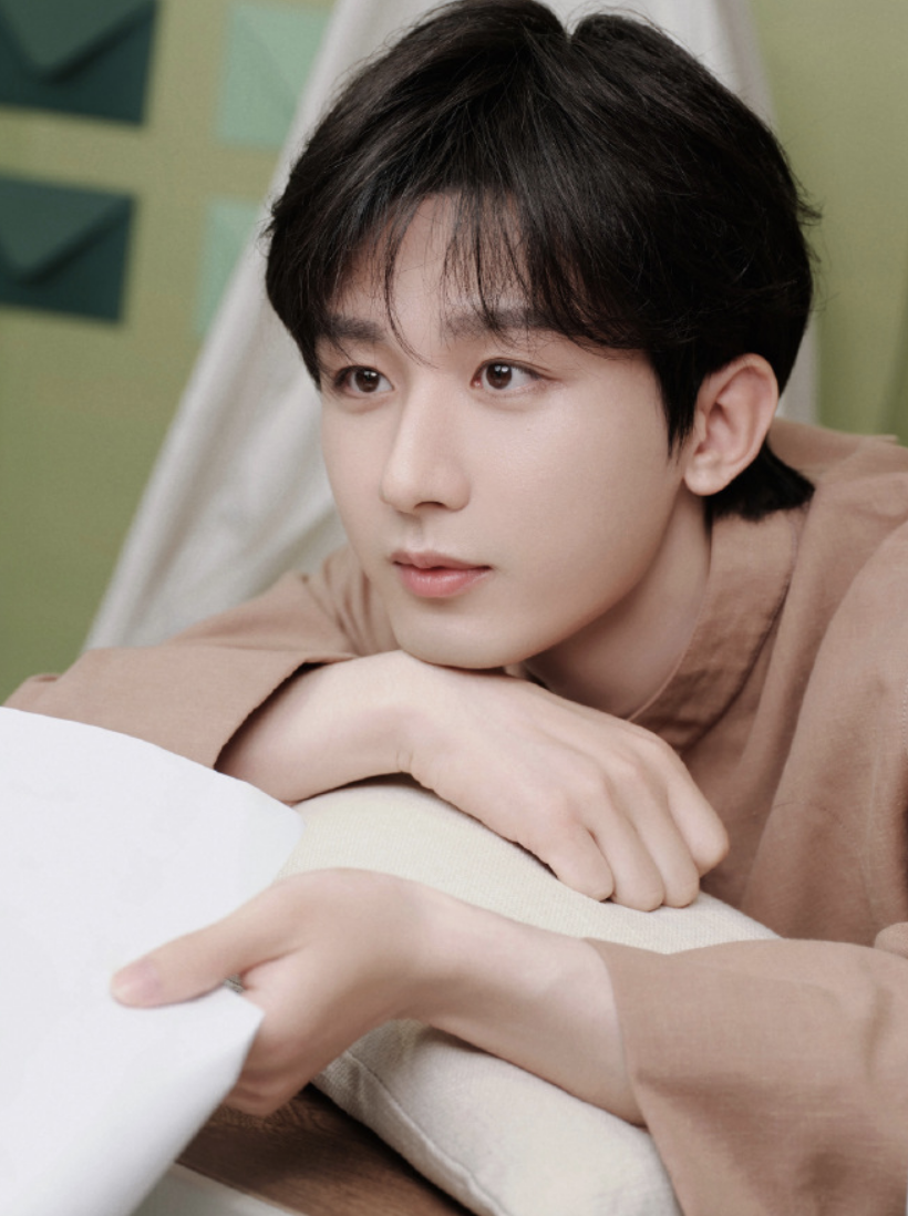 |网友偶遇成毅受伤紧急送医,趴在担架上,状态令人担心!原因被扒