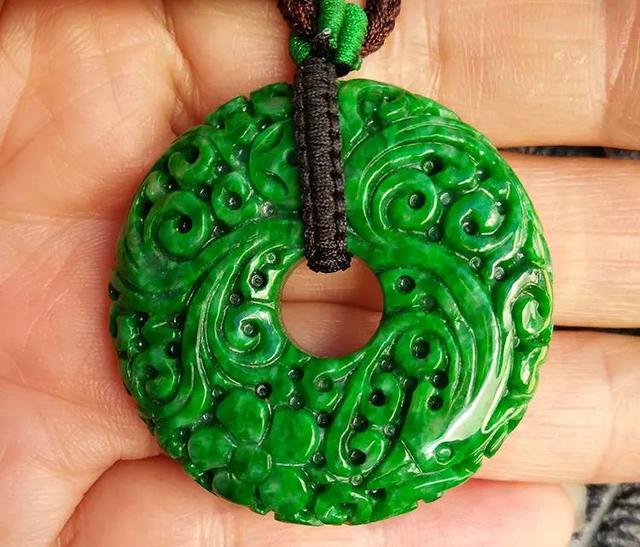 翡翠|什么是干青翡翠?干青翡翠值得入手吗?购买干青翡翠要注意什么?