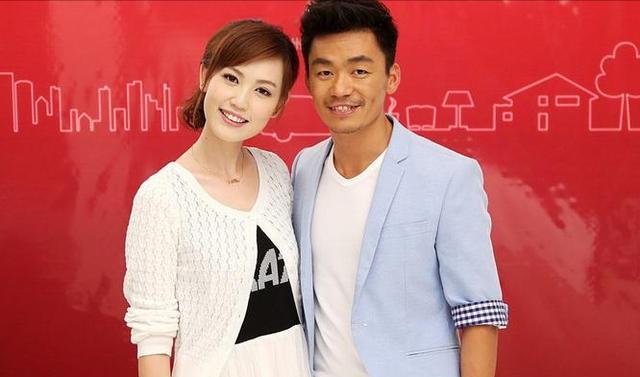 泪目!王宝强2天没合眼,亲自运送6卡车物资奔赴灾区,穿着引争议