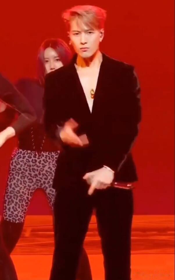 “真空西装”的风刮到了男明星圈,对比才知道,性感与油腻的区别