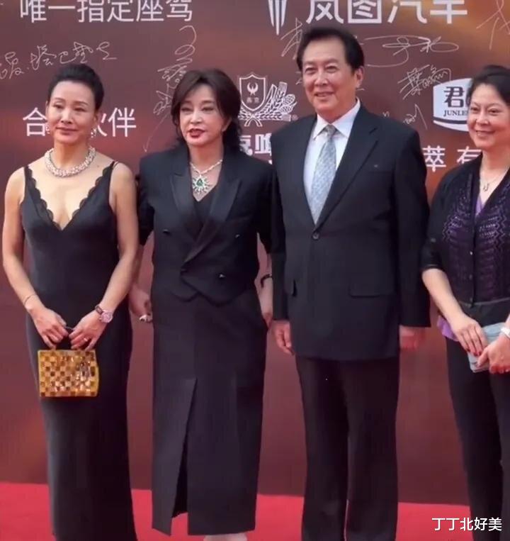 62岁陈冲与70岁刘晓庆合影!一个自然老真优雅,一个塑料脸好减龄