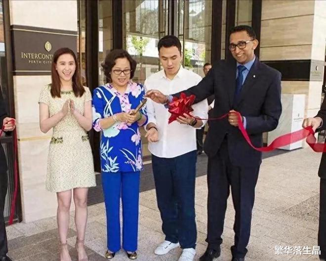 窦骁夫妇现身看球，两人互动甜蜜，何超莲扎着高马尾显年轻