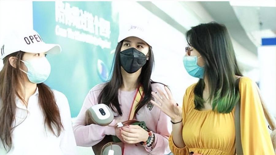 离开周星驰之后当年强行跪拜赵本山，赵本山说：对不起我教不了你