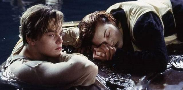 泰坦尼克号|《泰坦尼克号》重映,卡梅隆否认罗丝太肥说法:是杰克爬不上门板