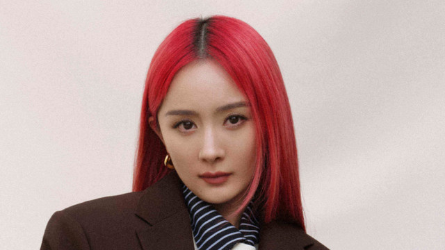 杨幂|杨幂红发造型曝光，精修和未修图差距大，头发稀松还在强撑少女感