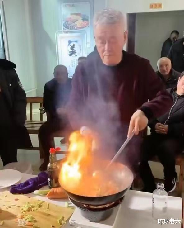 赵本山农村豪宅宴客,穿万元衣亲自下厨炒菜,周围一群人打下手