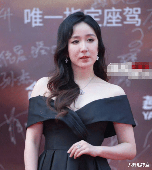 |明星齐聚华表奖,关晓彤裙摆长满树叶,baby显老态,王一博裤子开线