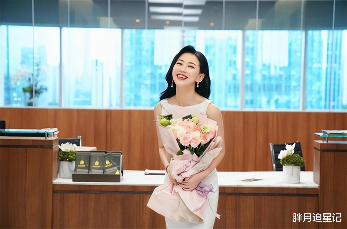 朱珠|“顶级名媛”朱珠，名门出身、甩法拉利总裁，如今事业爱情双丰收