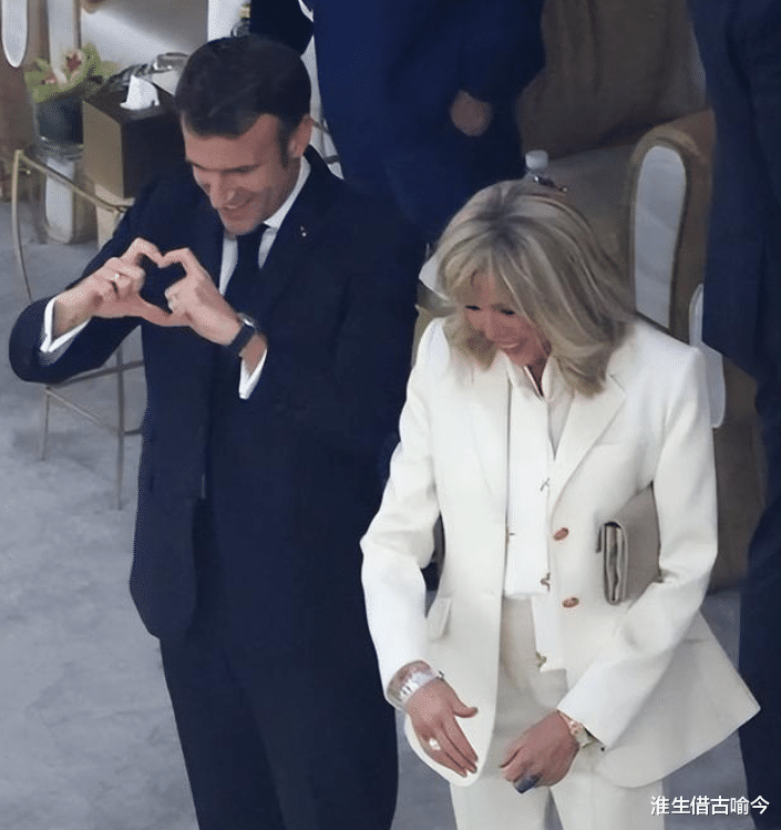 70岁布丽吉特潜水，身材像少女，46岁马克龙光着膀子握着她脚脖子