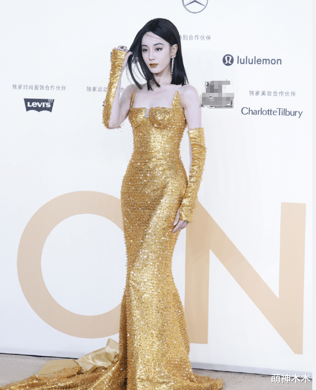 热巴红毯造型又翻车！娜扎秒杀全场冲上热搜，两人差在哪里？