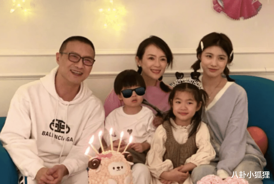 章子怡|章子怡全家三亚聚餐，汪峰当甩手掌柜，章子怡独自照顾儿子吃饭