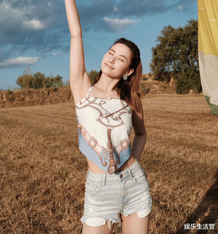 何超莲独自乘坐热气球，4千元丝巾当肚兜外穿，和窦骁5个月未见面