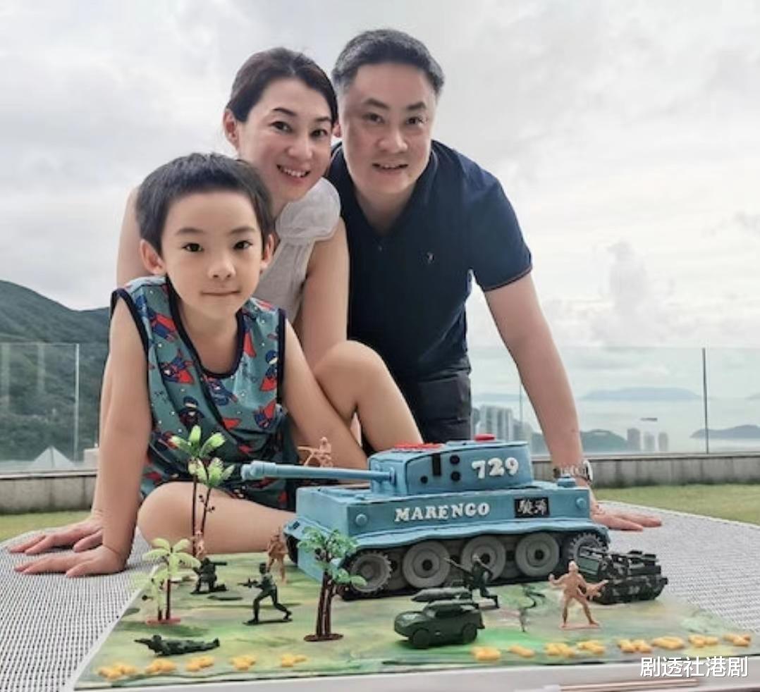 浪漫!前港姐与老公庆结婚周年,携两子改嫁新加坡富商成幸福少奶