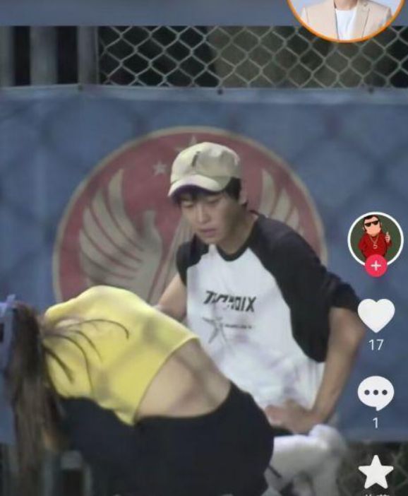 黄晓明|彭昱畅外出用餐被偶遇,与粉丝合影全程板着脸,近照撞脸黄晓明