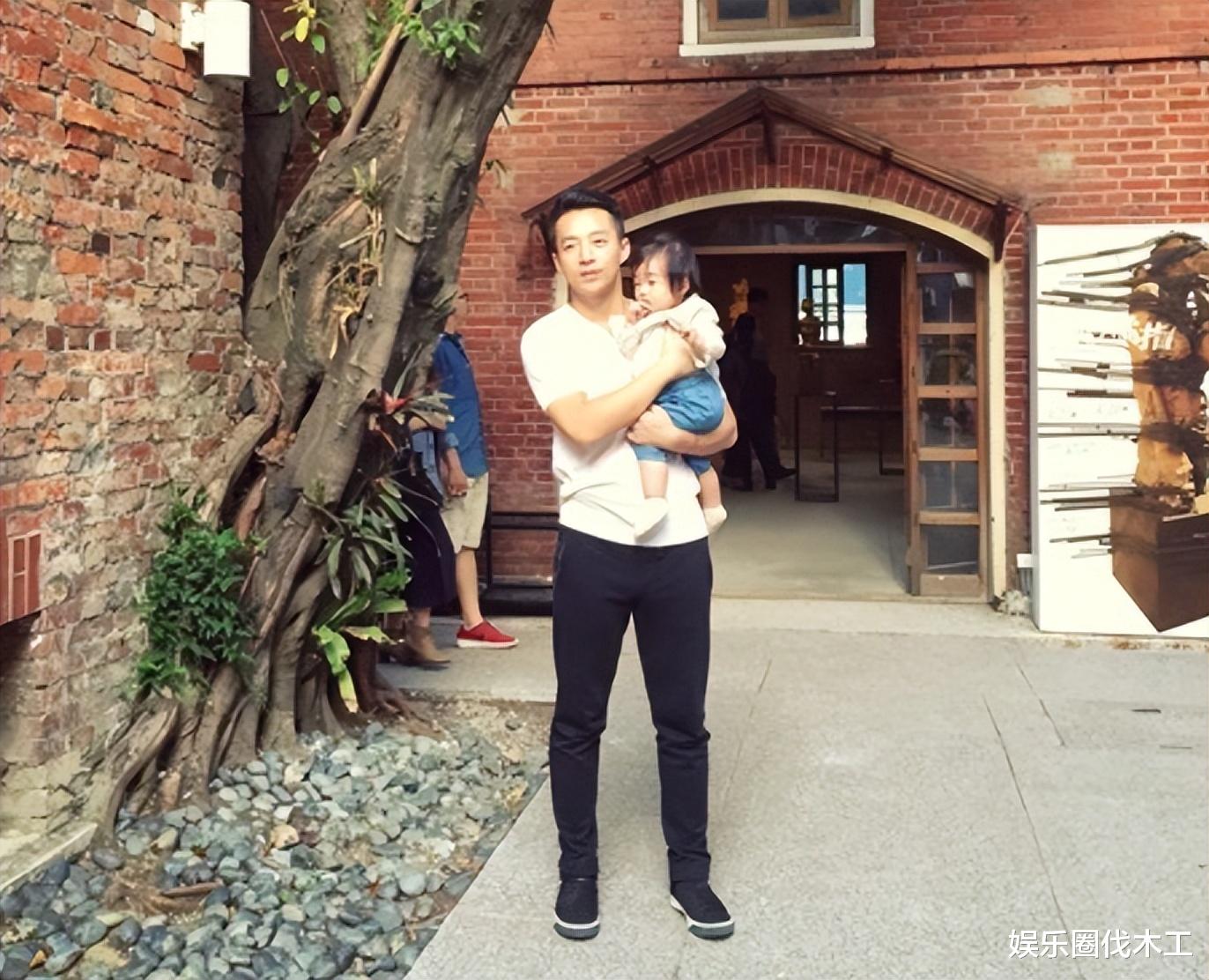 汪小菲被喊话验DNA!儿被牵手表情呆滞拘谨,独宠玥儿是有原因的