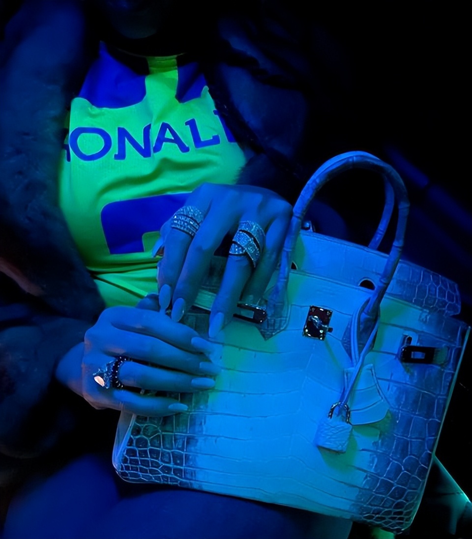 乔治娜|C罗未婚妻自曝曾流产3次!疯狂炫爱马仕大钻戒,丰腴身材越发性感