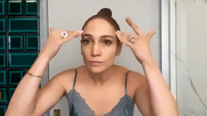 詹妮弗·洛佩兹 54岁詹妮弗·洛佩兹状态感越来越年轻了，果然好肌肤离不开日常坚持的自律